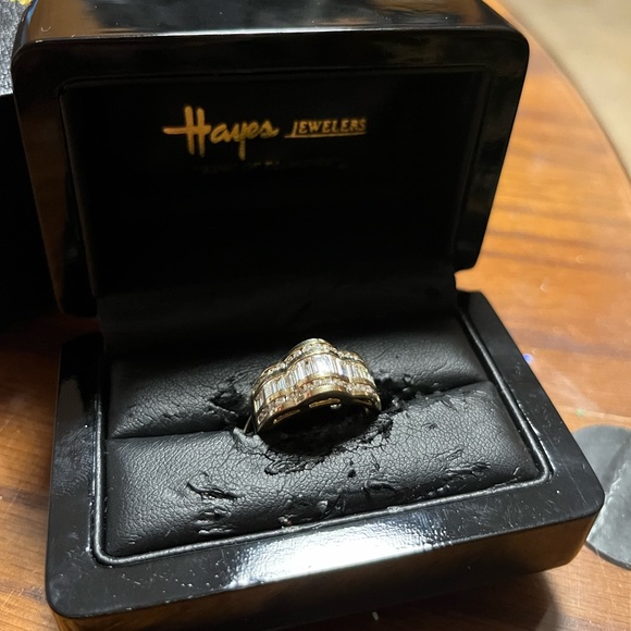 Beautiful! Brand New! Hayes Jewelers Anni/Wedding Band - 14K + Diamonds! - Picture 5 of 7